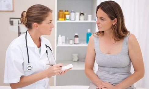 Ο γιατρός συνταγογραφεί θεραπεία για κιρσούς